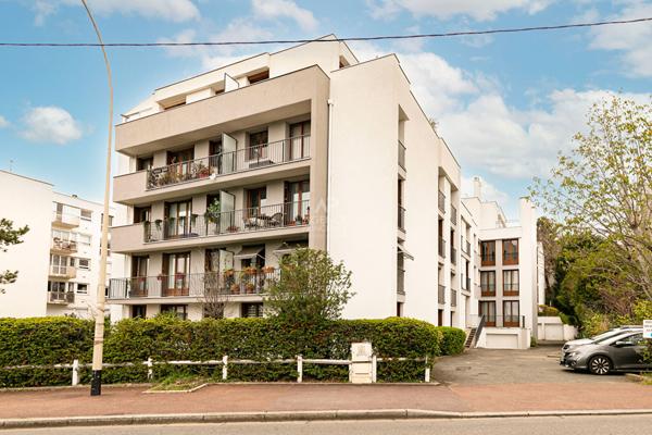 Appartement 4 pièce(s) €399 000 ** - Référence 162048