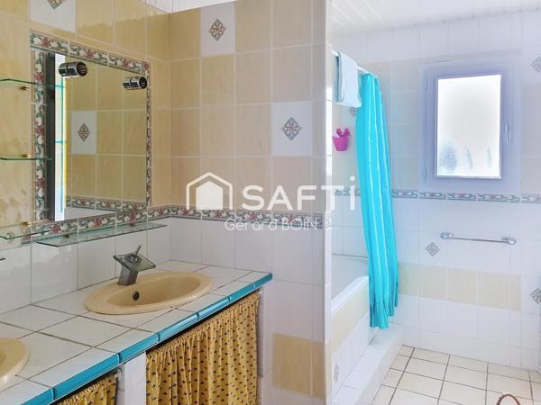 BAISSE DE PRIX - maison de plain pied avec 2 gîtes et piscine