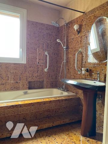 A VENDRE : Maison d'habitation de plain-pied avec sous-sol, sur les hauteurs d'un village, avec...
