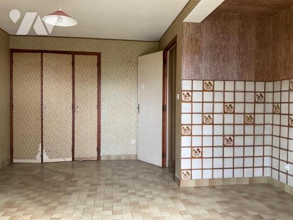 A VENDRE : Maison d'habitation de plain-pied avec sous-sol, sur les hauteurs d'un village, avec...