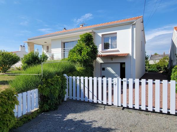 BEAUVOIR SUR MER (85) entre CHALLANS et NOIRMOUTIER proche centre ville Maison 120 m² hab + 90 m² , 3 chs, 2 WC , 2 SDE, terrain clos de 800 m² avec puits , garage