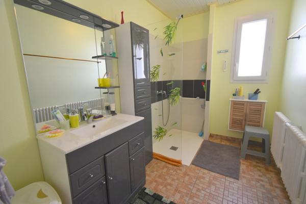 BEAUVOIR SUR MER (85) entre CHALLANS et NOIRMOUTIER proche centre ville Maison 120 m² hab + 90 m² , 3 chs, 2 WC , 2 SDE, terrain clos de 800 m² avec puits , garage