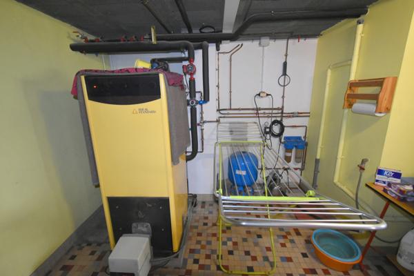 BEAUVOIR SUR MER (85) entre CHALLANS et NOIRMOUTIER proche centre ville Maison 120 m² hab + 90 m² , 3 chs, 2 WC , 2 SDE, terrain clos de 800 m² avec puits , garage