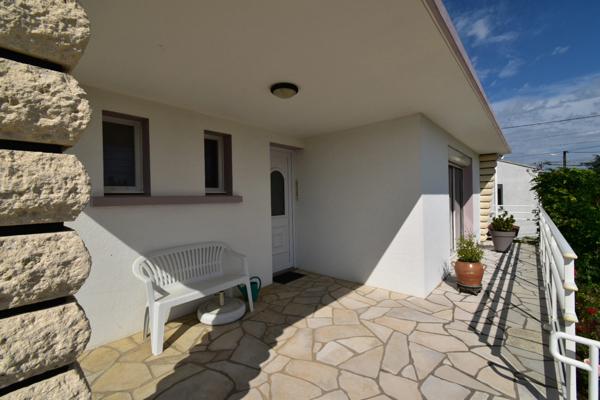 BEAUVOIR SUR MER (85) entre CHALLANS et NOIRMOUTIER proche centre ville Maison 120 m² hab + 90 m² , 3 chs, 2 WC , 2 SDE, terrain clos de 800 m² avec puits , garage