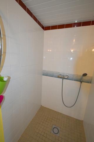 BEAUVOIR SUR MER (85) entre CHALLANS et NOIRMOUTIER proche centre ville Maison 120 m² hab + 90 m² , 3 chs, 2 WC , 2 SDE, terrain clos de 800 m² avec puits , garage