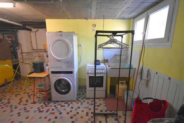 BEAUVOIR SUR MER (85) entre CHALLANS et NOIRMOUTIER proche centre ville Maison 120 m² hab + 90 m² , 3 chs, 2 WC , 2 SDE, terrain clos de 800 m² avec puits , garage