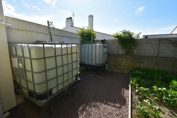 BEAUVOIR SUR MER (85) entre CHALLANS et NOIRMOUTIER proche centre ville Maison 120 m² hab + 90 m² , 3 chs, 2 WC , 2 SDE, terrain clos de 800 m² avec puits , garage