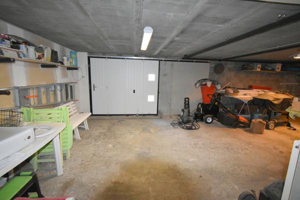 BEAUVOIR SUR MER (85) entre CHALLANS et NOIRMOUTIER proche centre ville Maison 120 m² hab + 90 m² , 3 chs, 2 WC , 2 SDE, terrain clos de 800 m² avec puits , garage