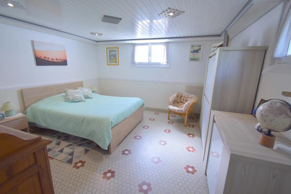 BEAUVOIR SUR MER (85) entre CHALLANS et NOIRMOUTIER proche centre ville Maison 120 m² hab + 90 m² , 3 chs, 2 WC , 2 SDE, terrain clos de 800 m² avec puits , garage