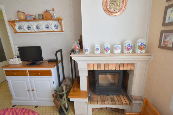 BEAUVOIR SUR MER (85) entre CHALLANS et NOIRMOUTIER proche centre ville Maison 120 m² hab + 90 m² , 3 chs, 2 WC , 2 SDE, terrain clos de 800 m² avec puits , garage