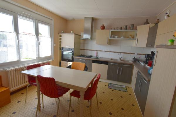 BEAUVOIR SUR MER (85) entre CHALLANS et NOIRMOUTIER proche centre ville Maison 120 m² hab + 90 m² , 3 chs, 2 WC , 2 SDE, terrain clos de 800 m² avec puits , garage