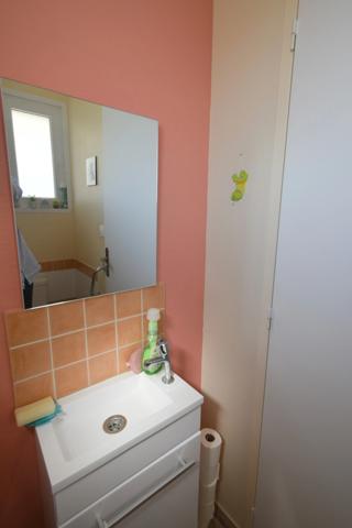 BEAUVOIR SUR MER (85) entre CHALLANS et NOIRMOUTIER proche centre ville Maison 120 m² hab + 90 m² , 3 chs, 2 WC , 2 SDE, terrain clos de 800 m² avec puits , garage