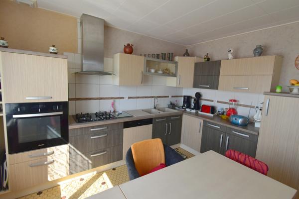 BEAUVOIR SUR MER (85) entre CHALLANS et NOIRMOUTIER proche centre ville Maison 120 m² hab + 90 m² , 3 chs, 2 WC , 2 SDE, terrain clos de 800 m² avec puits , garage