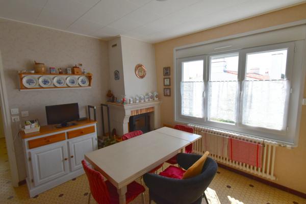 BEAUVOIR SUR MER (85) entre CHALLANS et NOIRMOUTIER proche centre ville Maison 120 m² hab + 90 m² , 3 chs, 2 WC , 2 SDE, terrain clos de 800 m² avec puits , garage