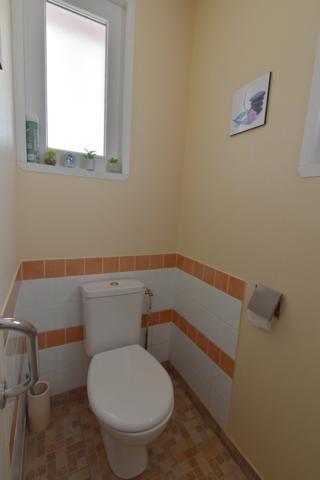 BEAUVOIR SUR MER (85) entre CHALLANS et NOIRMOUTIER proche centre ville Maison 120 m² hab + 90 m² , 3 chs, 2 WC , 2 SDE, terrain clos de 800 m² avec puits , garage