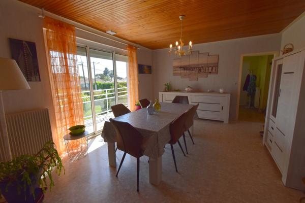 BEAUVOIR SUR MER (85) entre CHALLANS et NOIRMOUTIER proche centre ville Maison 120 m² hab + 90 m² , 3 chs, 2 WC , 2 SDE, terrain clos de 800 m² avec puits , garage