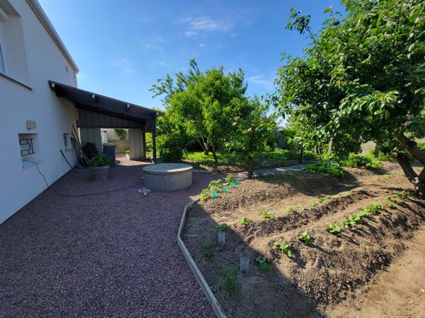 BEAUVOIR SUR MER (85) entre CHALLANS et NOIRMOUTIER proche centre ville Maison 120 m² hab + 90 m² , 3 chs, 2 WC , 2 SDE, terrain clos de 800 m² avec puits , garage