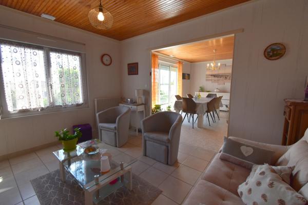 BEAUVOIR SUR MER (85) entre CHALLANS et NOIRMOUTIER proche centre ville Maison 120 m² hab + 90 m² , 3 chs, 2 WC , 2 SDE, terrain clos de 800 m² avec puits , garage