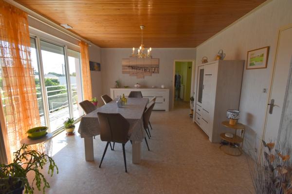 BEAUVOIR SUR MER (85) entre CHALLANS et NOIRMOUTIER proche centre ville Maison 120 m² hab + 90 m² , 3 chs, 2 WC , 2 SDE, terrain clos de 800 m² avec puits , garage