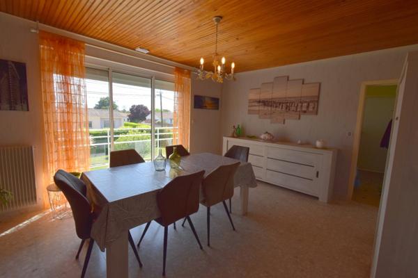 BEAUVOIR SUR MER (85) entre CHALLANS et NOIRMOUTIER proche centre ville Maison 120 m² hab + 90 m² , 3 chs, 2 WC , 2 SDE, terrain clos de 800 m² avec puits , garage