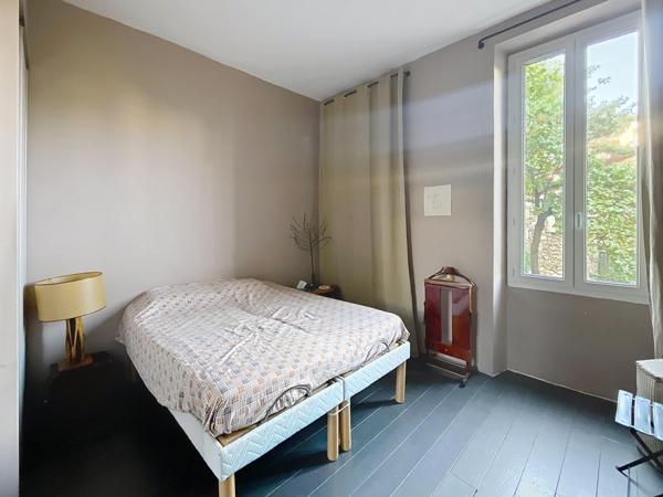 Bail  a céder -Local plus appartement -jardin de 200m2.