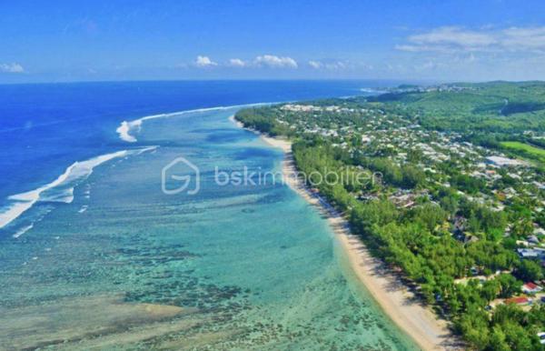 Villa d'exception en première ligne de mer sur le lagon de l'Hermitage-les-Bains

Cette propriété est proposée dans le cadre d'une commercialisation confidentielle.
Située les pieds dans l'eau, sur le lagon de l'Hermitage-les-Bains, cette villa bénéficie d'un emplacement exceptionnel, au cœur de l'un des secteurs les plus recherchés de La Réunion.
Elle se compose d'une villa principale avec 4 suites sur un grand terrain, d'une villa indépendante, d'une grande piscine, d'un magnifique jardin tropical et offre des prestations haut de gamme, dans un cadre de vie unique alliant confort, élégance et intimité.
Par souci de confidentialité, aucune photo de la propriété ne sera diffusée. Les visuels et les informations seront communiqués uniquement aux acquéreurs dont le projet aura été qualifié, après un premier échange.

Pour tout renseignement complémentaire ou pour organiser une présentation privée, contactez-moi directement.