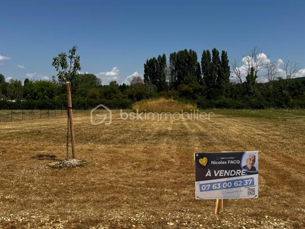 Vous avez un projet de construction ? Je propose à la vente, en exclusivité, 8 terrains à bâtir situés au sein d’un lotissement établi sur la commune de Vinon (18300). Les premières constructions ont été réalisées dès 2016 : vous vous installez ainsi dans un environnement calme, résidentiel et déjà structuré.

Caractéristiques des parcelles :
- Surfaces : Parcelles allant de 955 m² à 1170 m². Des surfaces pensées pour implanter confortablement votre maison individuelle tout en conservant un extérieur privatif agréable.
- Viabilisation : Terrains viabilisés. L’assainissement individuel est à prévoir.
- Liberté de construction : Libre choix du constructeur pour vous permettre de réaliser le projet qui correspond précisément à vos besoins et à votre budget.

Pourquoi s’implanter à Vinon ?
La commune offre un cadre de vie pratique et organisé pour les familles, avec des services essentiels à proximité :
- Scolarité : Organisation via un RPI intercommunal (maternelle, primaire et collège, avec les classes de CM1-CM2 à Vinon).
- Services aux familles : Garderie disponible de 7h30 à 18h30, cantine scolaire située à l’ESAT de Veaugues, et ramassage scolaire.
- Vie locale : Présence sur la commune d'un café-restaurant et d'un service postal.
- Localisation : Commune dynamique rattachée à la Communauté de Communes du Sancerrois, Pays Fort, Val de Loire.

En tant que mandataire, je suis à votre disposition pour vous transmettre les plans et les modalités d’acquisition de chaque lot.
Vous souhaitez obtenir des renseignements complémentaires ou organiser une visite ?
Je suis à votre entière disposition.