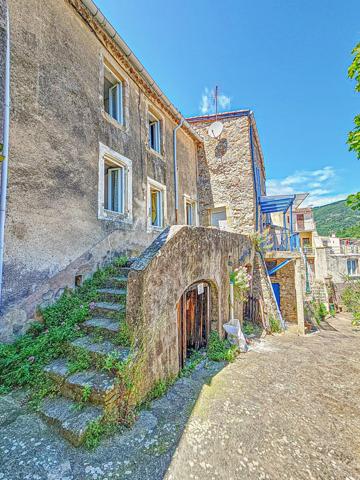 Belle maison de village avec extérieurs sur les hauteurs