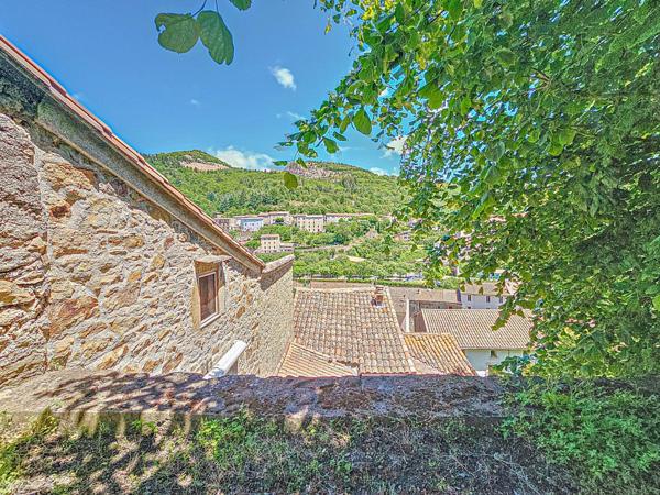 Belle maison de village avec extérieurs sur les hauteurs