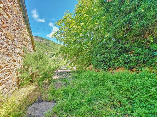 Belle maison de village avec extérieurs sur les hauteurs