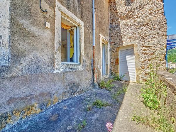 Belle maison de village avec extérieurs sur les hauteurs