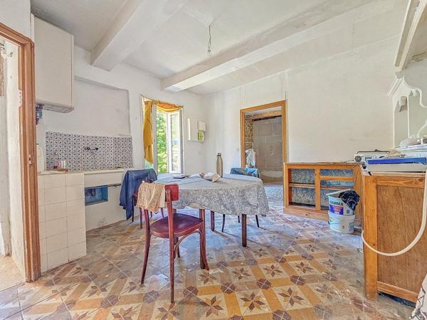 Belle maison de village avec extérieurs sur les hauteurs