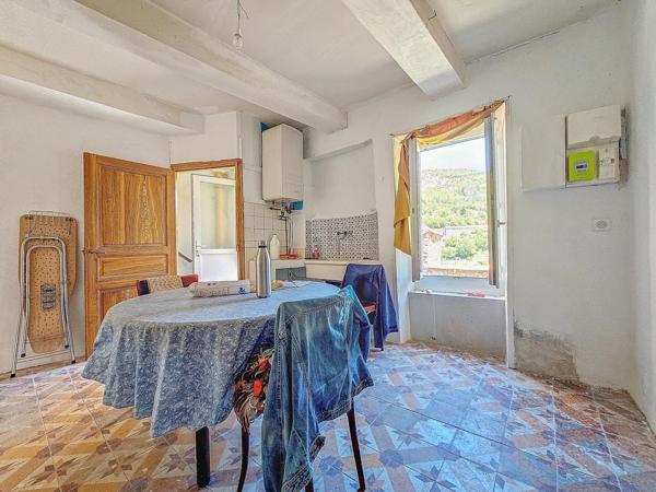 Belle maison de village avec extérieurs sur les hauteurs