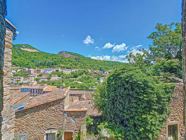 Belle maison de village avec extérieurs sur les hauteurs