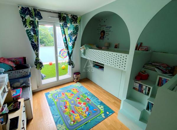 SURESNES - CENTRE VILLE/ PARC DU CHATEAU - APPARTEMENT 4 PIECES/ 3 CHAMBRES AVEC PARKING ET DOUBLE TERRASSE