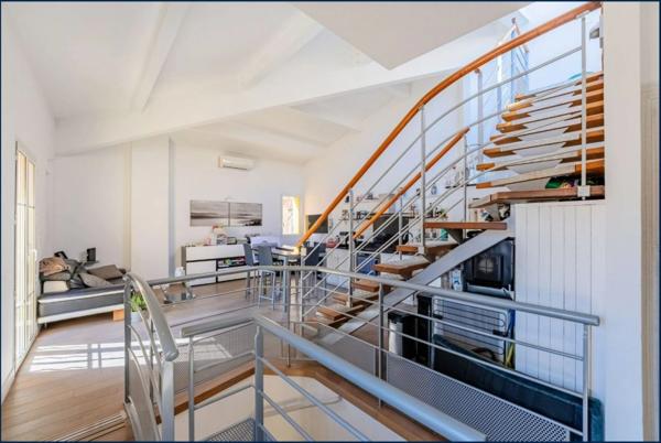 Duplex en dernier étage à vendre 3 pièces Cassis, vue mer, aucune charge de copropriété, stationnement !!