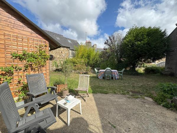 Pleudaniel , Maison familiale 212 m² avec atelier, hangar et jardin au coeur du bourg