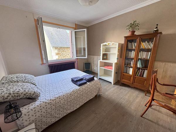 Pleudaniel , Maison familiale 212 m² avec atelier, hangar et jardin au coeur du bourg