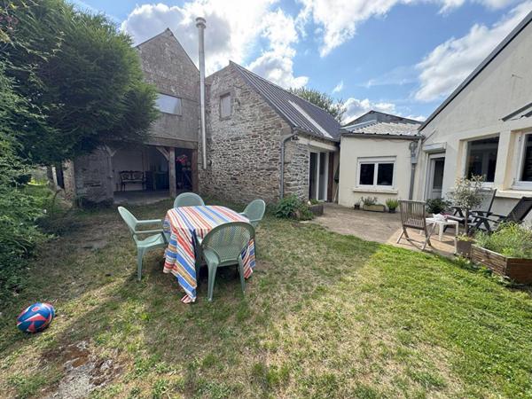 Pleudaniel , Maison familiale 212 m² avec atelier, hangar et jardin au coeur du bourg