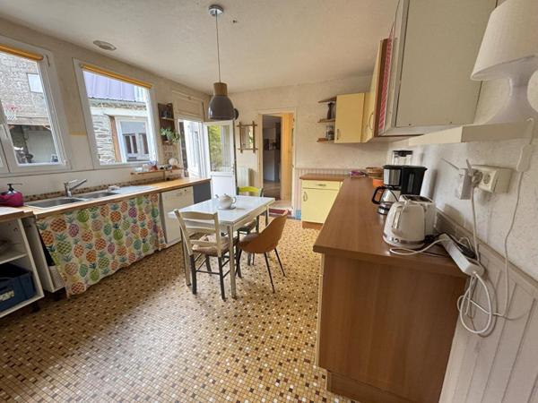 Pleudaniel , Maison familiale 212 m² avec atelier, hangar et jardin au coeur du bourg