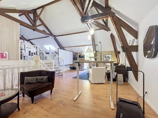 PERIGUEUX (Chancelade) Maison à louer T 6 de 210 m² avec terrain de 1450 m², piscine