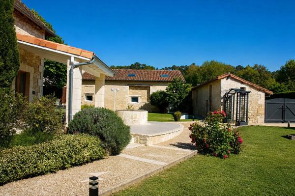 PERIGUEUX (Chancelade) Maison à louer T 6 de 210 m² avec terrain de 1450 m², piscine