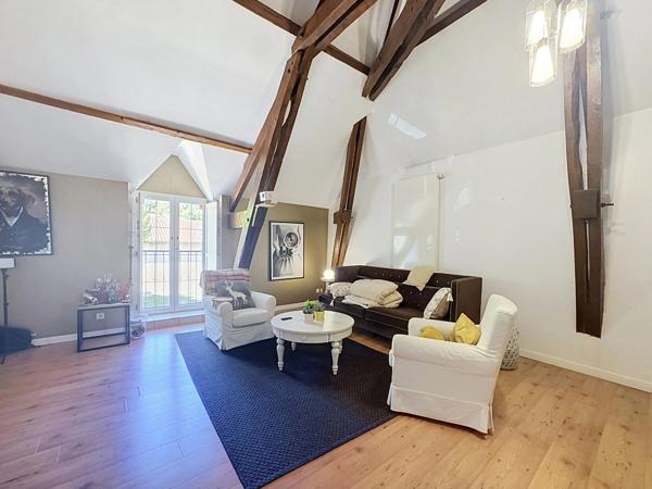 PERIGUEUX (Chancelade) Maison à louer T 6 de 210 m² avec terrain de 1450 m², piscine