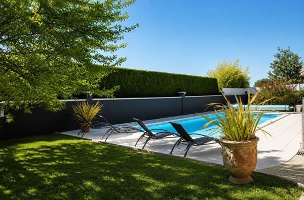 PERIGUEUX (Chancelade) Maison à louer T 6 de 210 m² avec terrain de 1450 m², piscine