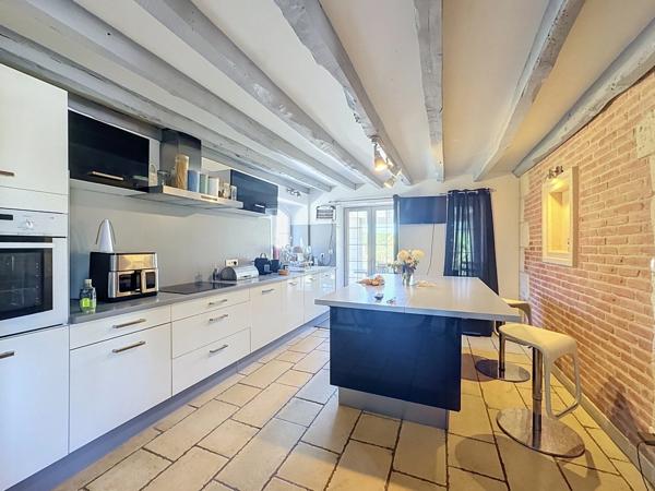 PERIGUEUX (Chancelade) Maison à louer T 6 de 210 m² avec terrain de 1450 m², piscine