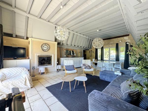 PERIGUEUX (Chancelade) Maison à louer T 6 de 210 m² avec terrain de 1450 m², piscine