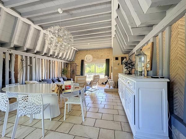 PERIGUEUX (Chancelade) Maison à louer T 6 de 210 m² avec terrain de 1450 m², piscine