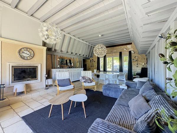 PERIGUEUX (Chancelade) Maison à louer T 6 de 210 m² avec terrain de 1450 m², piscine
