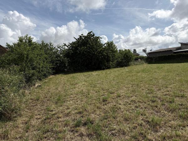 Terrain constructible de 810 m² avec vue dégagée à Bersaillin