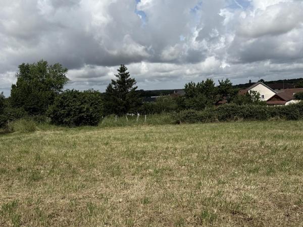 Terrain constructible de 810 m² avec vue dégagée à Bersaillin